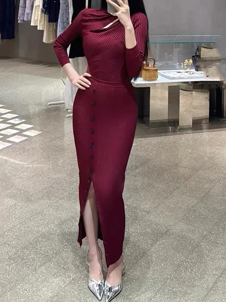 Französisches Frühherbst-Strickkleid in Weinrot mit ausgeschnittenem Faden, schlankmachendes, langärmliges Rundhals-Strickkleid 2025, neuer Herbststil