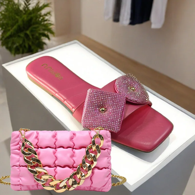 

Женский летний комплект: новые шлепанцы с крупным цветочным принтом и стразами, высококачественные сандалии и сумка-мессенджер на толстой цепочке