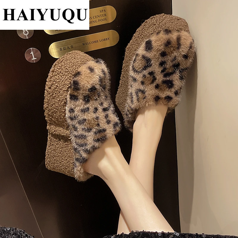 Zapatillas de algodón con tacón alto y plataforma de leopardo para Mujer, Zapatos de piel, chanclas informales, calzado de casa, invierno, 2025