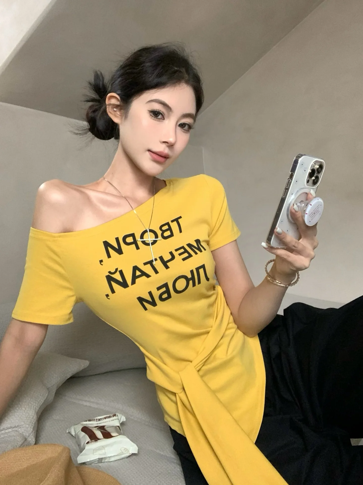 Damen Sommer T-Shirt mit Buchstaben-Print, One-Shoulder, Kurzarm, Slim-Fit Top, Mädchen Kurzes Studenten-Basisshirt, Lässiges T-Shirt für Frauen – Detail 18