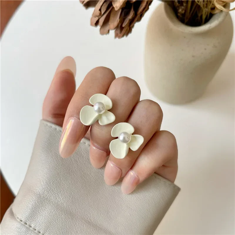 Korean Imitation White Pearl Flower Clip Earrings Without Piercing Hole Women Small Simple Three Petal Flower Ear Clips Earrings