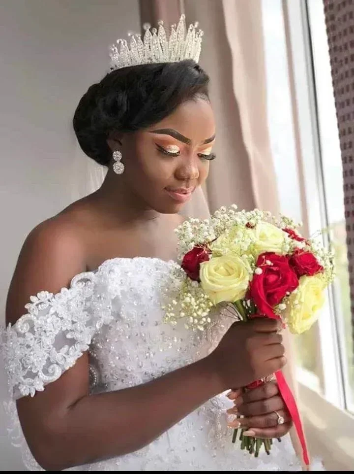 ชุดแต่งงานแบบแอฟริกันหวานซึ้งประดับด้วยลูกปัดแบบสั่งทำพิเศษ พร้อมชายกระโปรงยาวแบบกวาดพื้น ชุดเจ้าสาวแบบเปิดไหล่