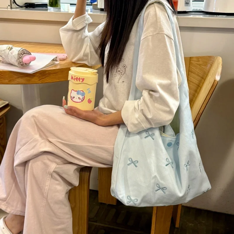 

Корейская парусиновая сумка с синим бантом и вышивкой для женщин, новинка 2023 года, большая вместительная сумка на одно плечо, сумка для подмышек