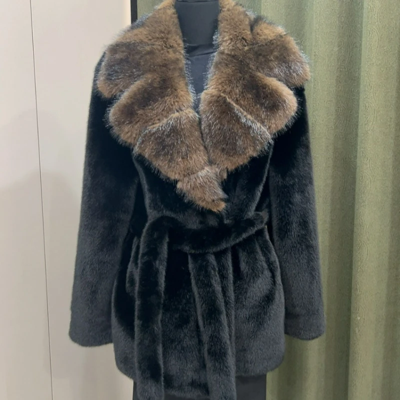 المرأة تقليد السمور دعوى طوق حزام ملابس خارجية دافئة 2026 الخريف/الشتاء نمط جديد موضة الفراء المتكاملة منتصف طول سترة