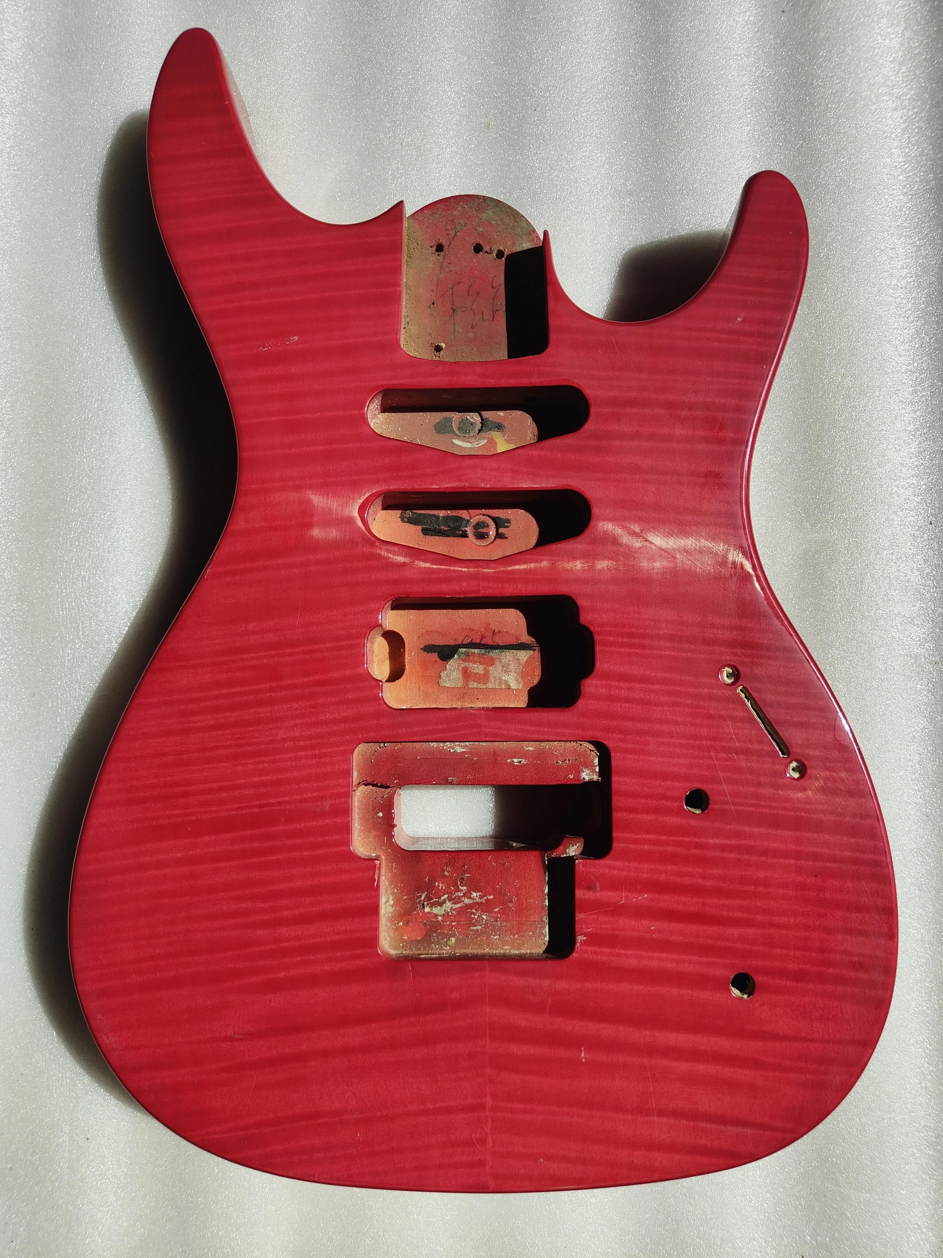 Stock DIY Slat Defective Custom D Original Floyd Rose Electric Guitar Body SSH Finished Red Flame Maple Veneer Guitarra Barrel