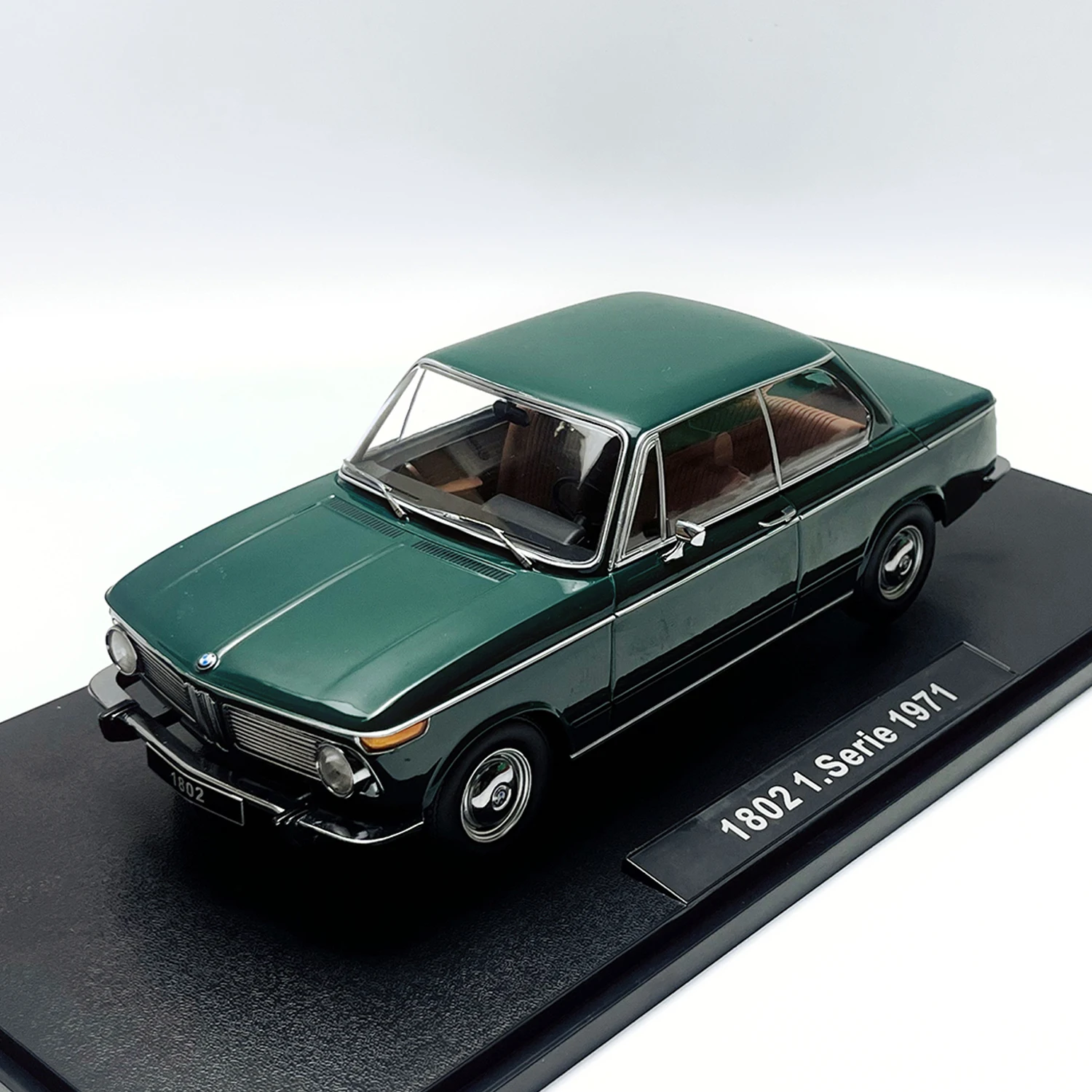 KK 1:18 Scale Diecast Alloy BMW 2002 1602.1 SERIEของเล่นรถโบราณรุ่นคลาสสิกNostalgiaผู้ใหญ่ของที่ระลึกของขวัญจอแสดงผลแบบคงที่