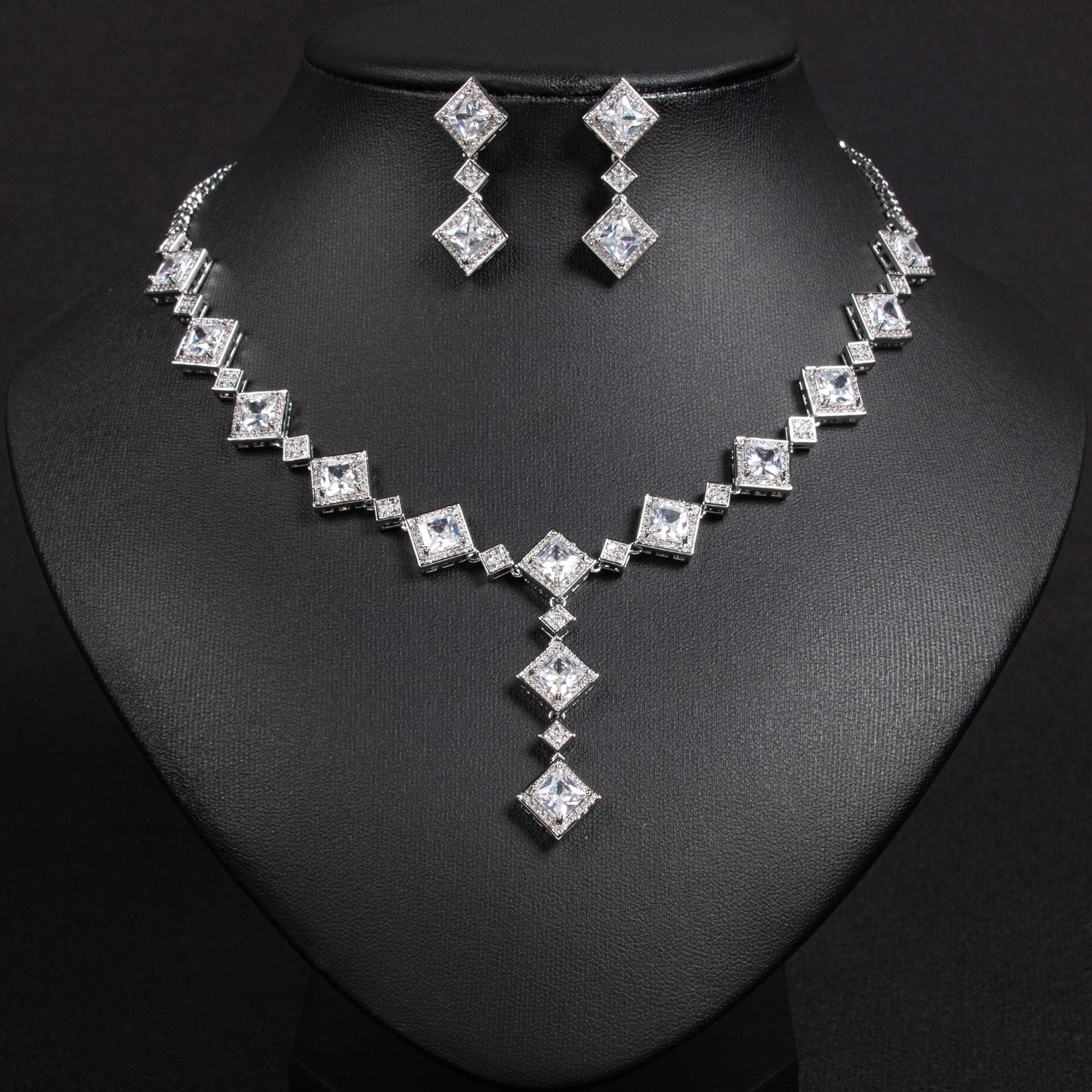 New heart-shaped fashionable crystal zircon jewelry set suitable for women's engagement and date wear