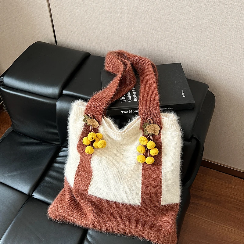 

Бархатная лоскутная мягкая повседневная сумка-тоут 2025, зимние утепленные модные сумки с цветочной подвеской, большие вместительные дорожные сумки на плечо