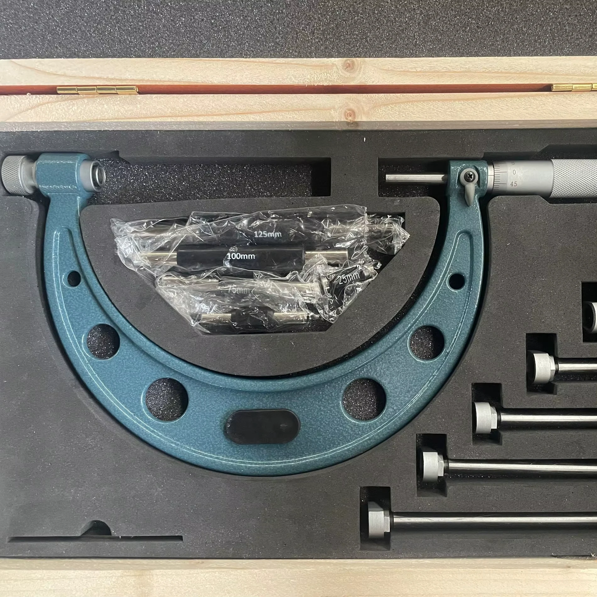 Customized Logo 150-175mm 300-400mm 400-500mm High Precision Industrial Outside Micrometer With Interchangeable Anvils