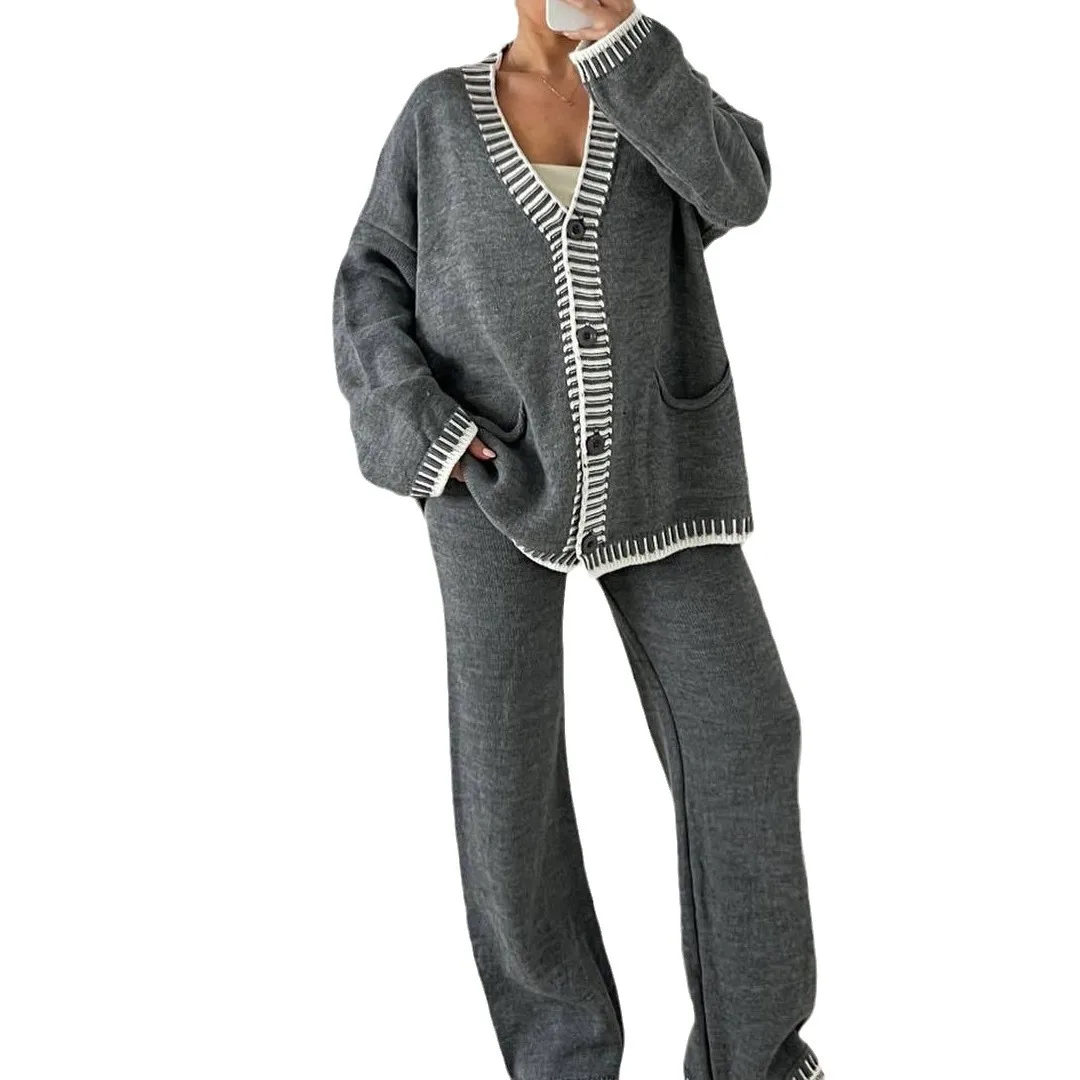 

Повседневный вязаный однобортный комплект из двух предметов. Модный уютный вязаный комплект из двух предметов. Стильный комплект в рубчик. Элегантный вязаный наряд.