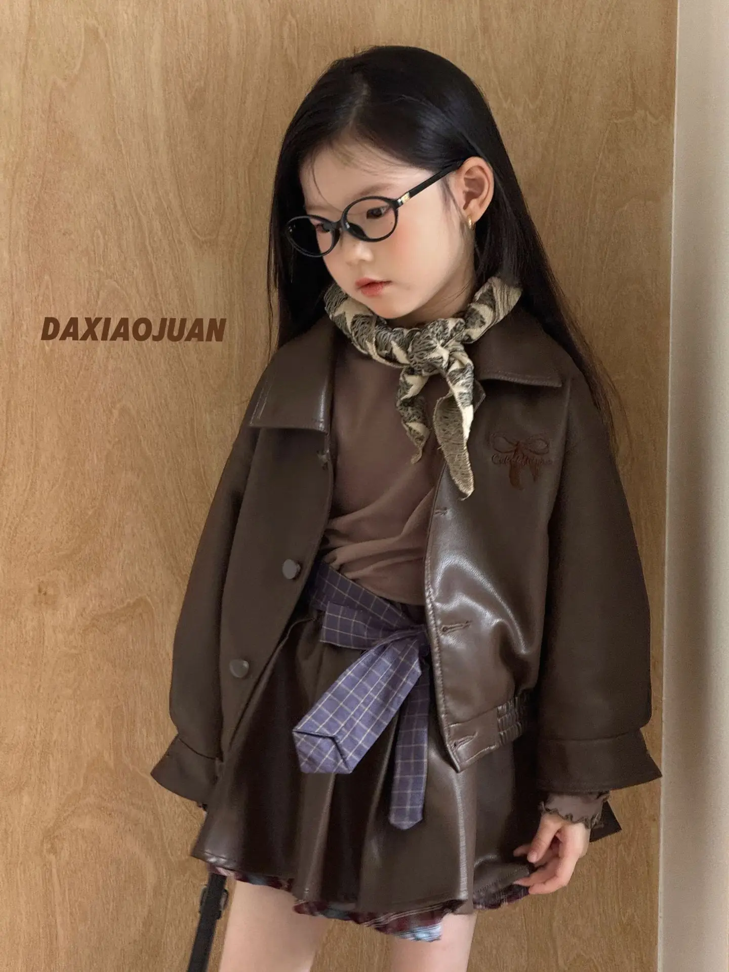 معطف بناتي للخريف من الجلد الصناعي 2025 موضة كورية جديدة غير رسمية يومية واحدة الصدر وأكمام طويلة بلون واحد