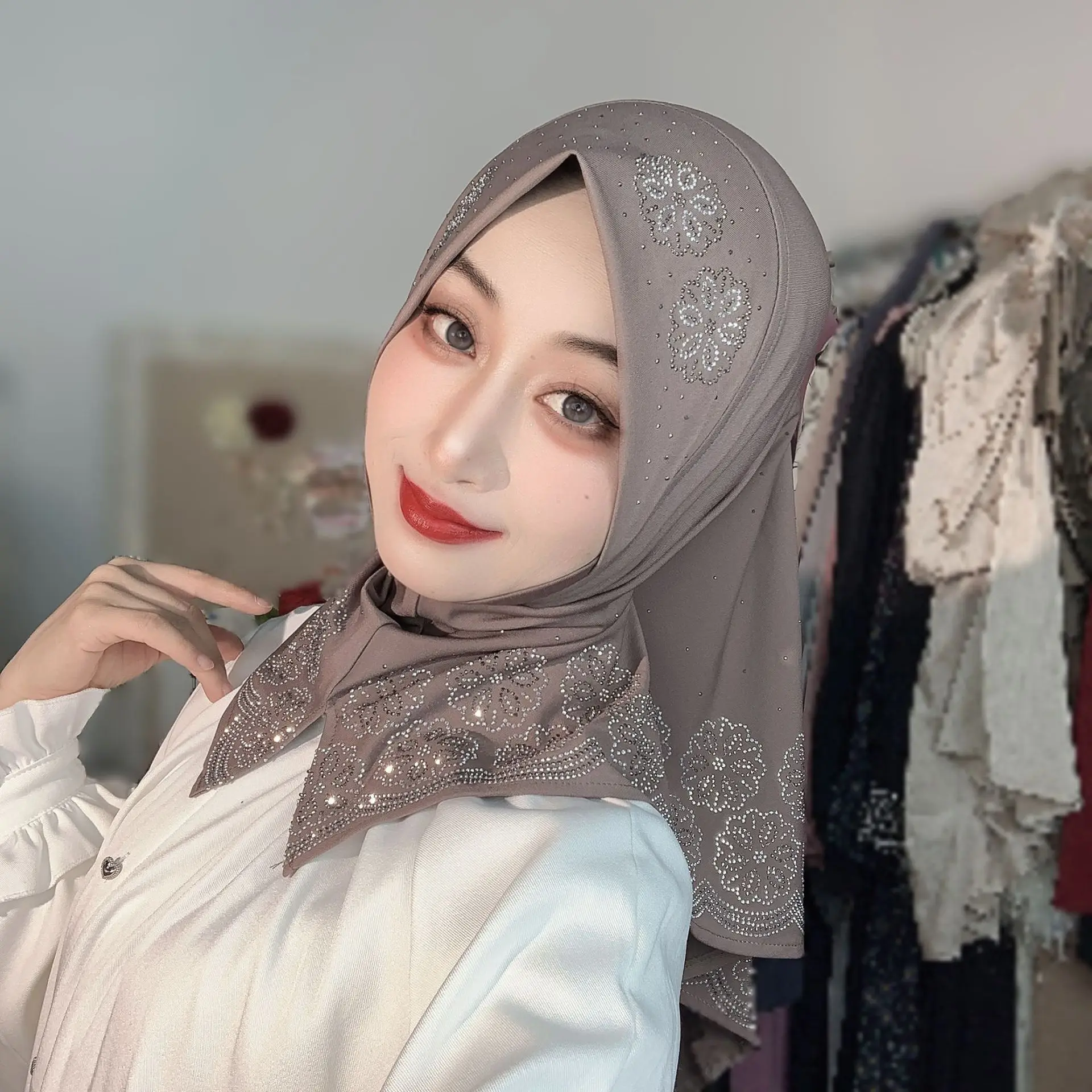 Ready To Wear Muslim Hijab Women Rhinestone Floral Design Soft Chiffon Instant Headscarf Islamic Daily Prayer Head Wrap Scarf view 4