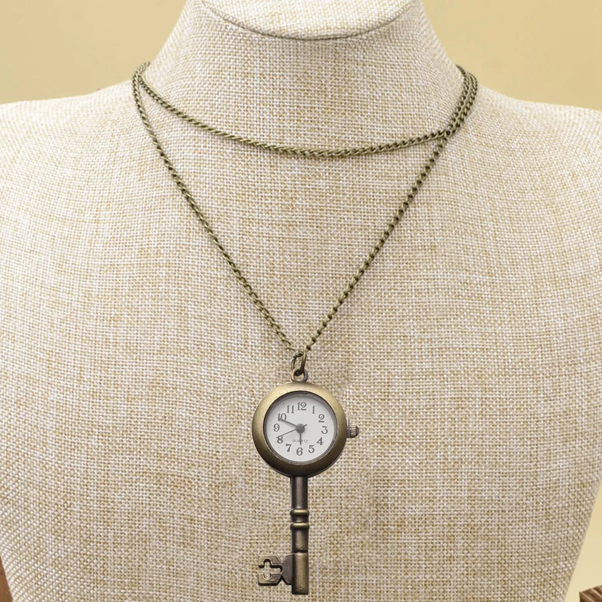 

Pocket Watch Necklace Retro Flip Bronze Quartz Accurate Timekeeping Vintage Daily Gift Watches for Men Women