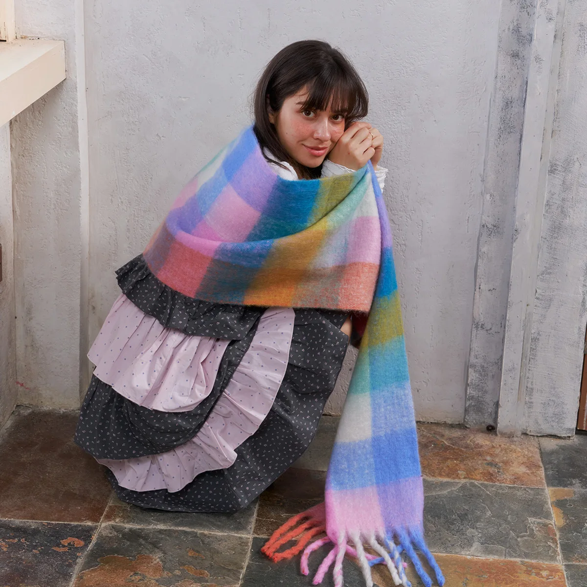 

2025Зимний новый женский шарф с радужной контрастной сеткой, имитация кашемира и кисточкой, теплый шарф с атмосферной краской, большая шаль с защитой от холода