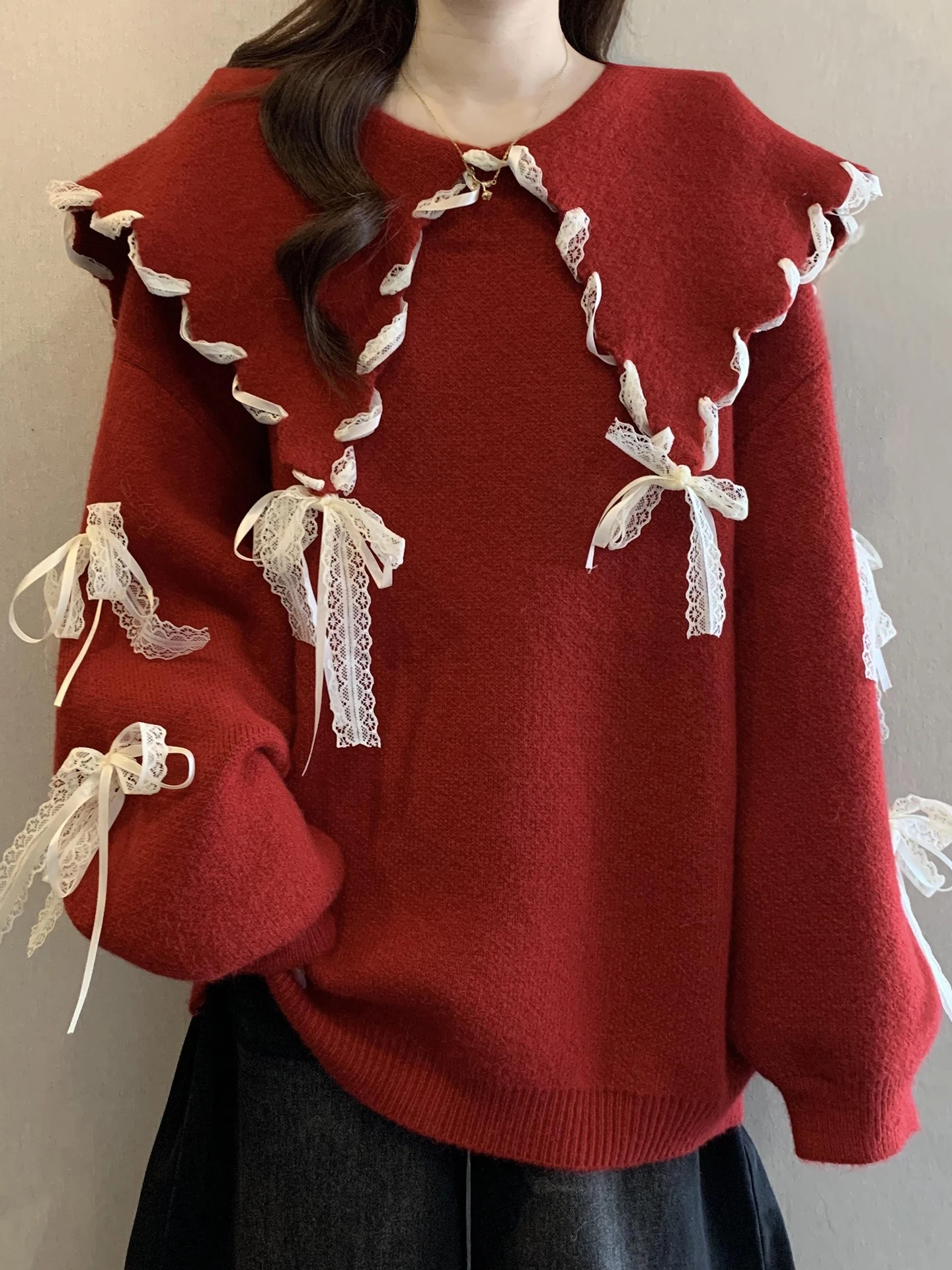

Красный свитер оверсайз с кружевной отделкой и темно-синим воротником, женский, осенне-зимний, комфортный, в стиле lazy chic, модный, уникальный