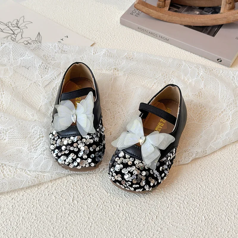 

Модная обувь из искусственной кожи для девочек, весенне-осенние новые корейские детские лоферы принцессы с блестками и бабочками на мягкой подошве для школьников