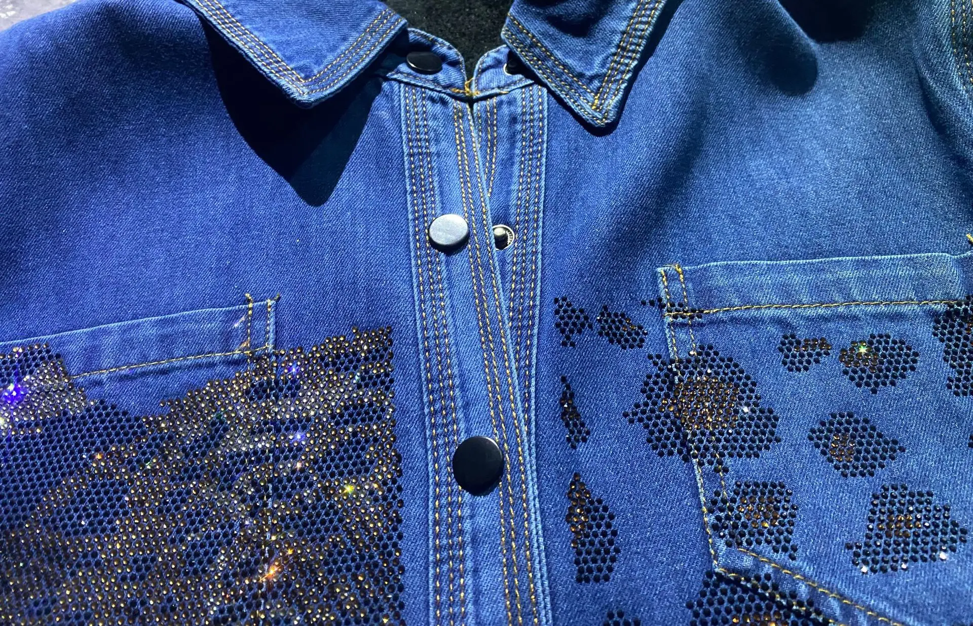 2025 Camisas vaqueras de manga larga con diamantes de leopardo, ropa de lana para mujer, blusa vaquera holgada de longitud media, costos Jahфточки Ж Jaya Ij??? Ijд Senin