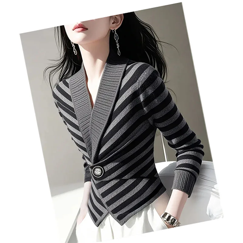 سترة نسائية جميلة مشهورة لهذا العام 2025 شتاء جديد مزاجه كسول خطوط عالية الإحساس مع سترات الموضة