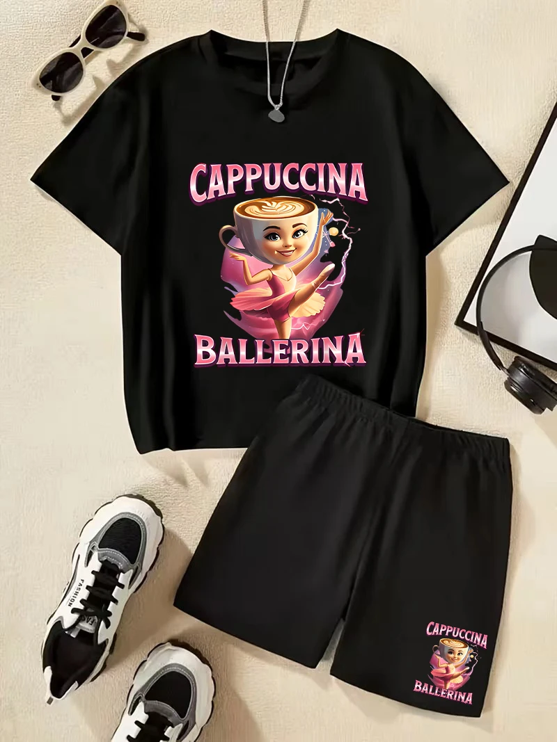 

Комплект с принтом Cappuccina Ballerina - детский комплект с короткими рукавами и шортами, стильный и повседневный, универсальный по дизайну.