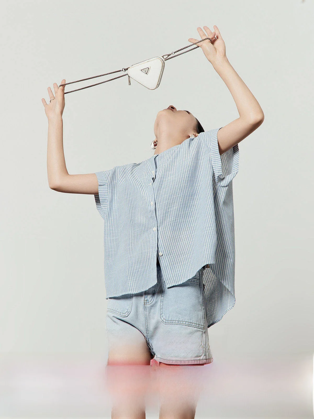 

Синяя полосатая свободная повседневная винтажная рубашка для женщин, летняя новинка, универсальная, для работы, простая, из ткани, другие материалы