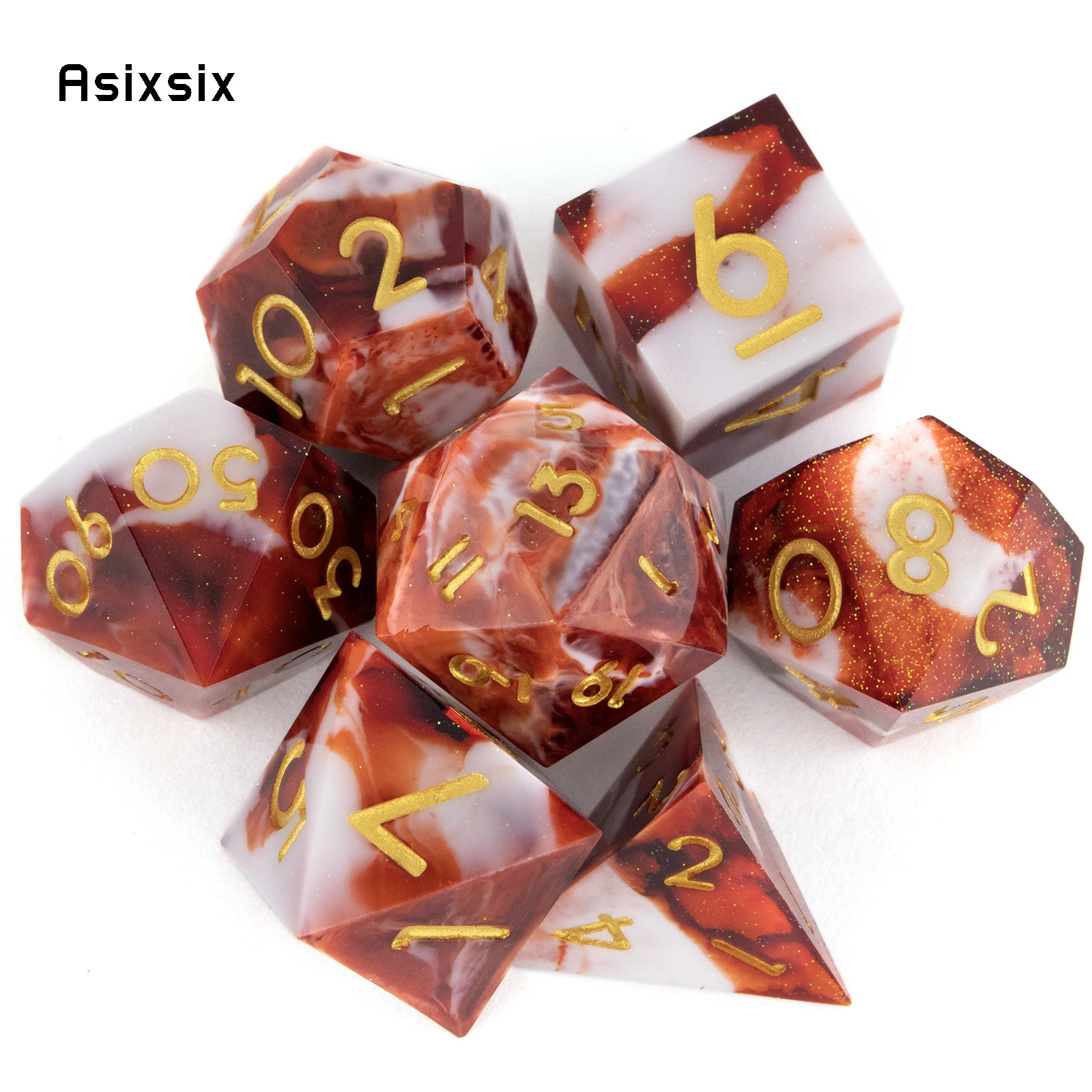 

Набор из 7 белых и красных полимерных многогранных кубиков с острыми краями и золотыми цифрами, подходящих для ролевых игр и настольных игр