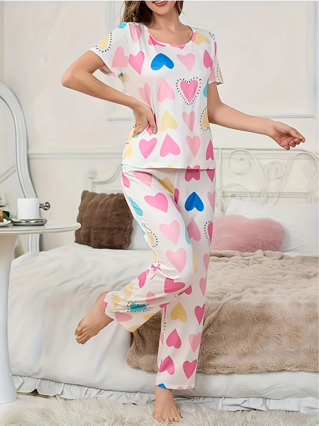 

Женские пижамы с разноцветными сердечками, мягкие и удобные, в милом стиле, можно носить на улице как домашнюю одежду.