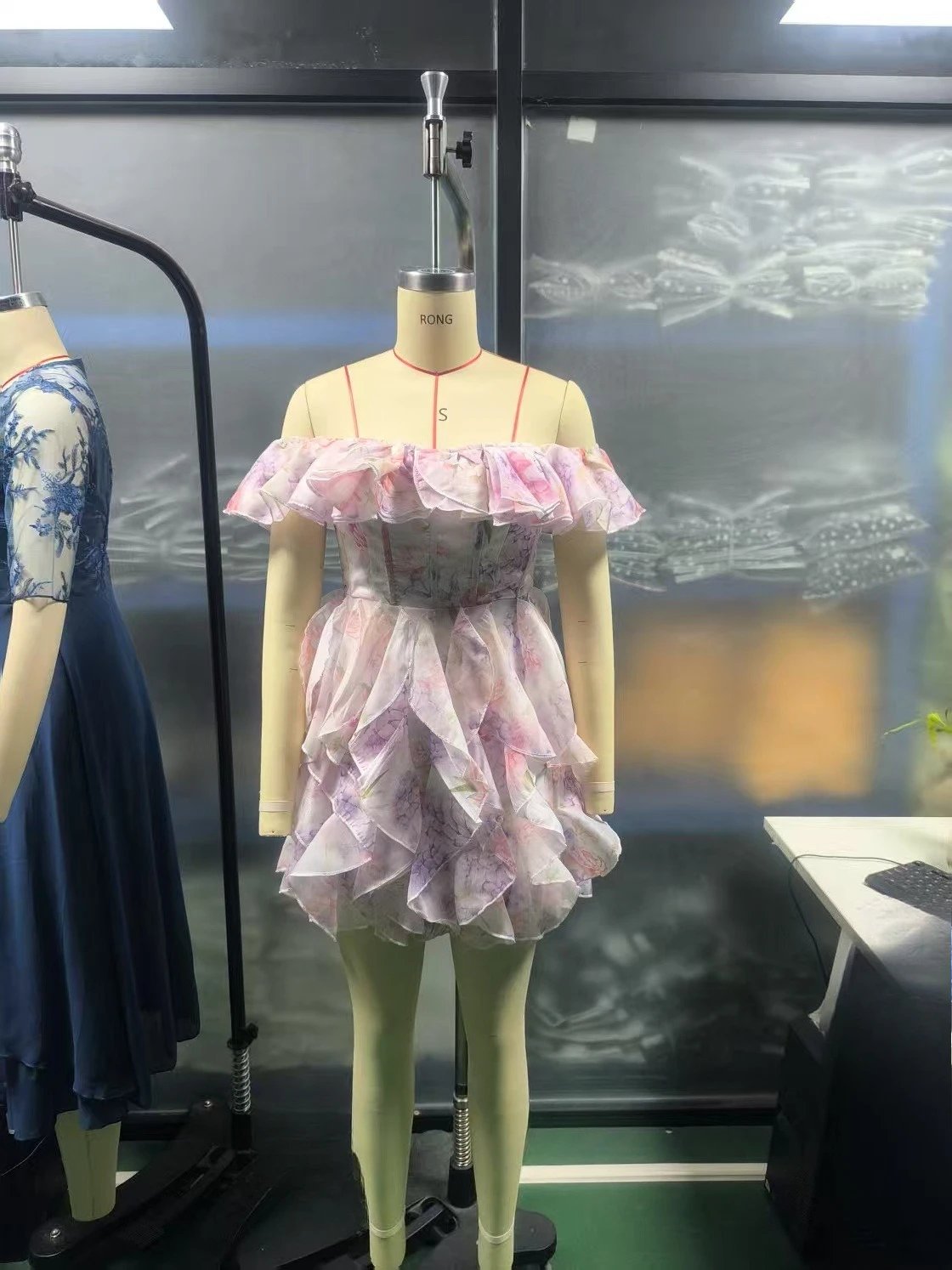 Mini abito con stampa floreale con spalle scoperte e top a tubo