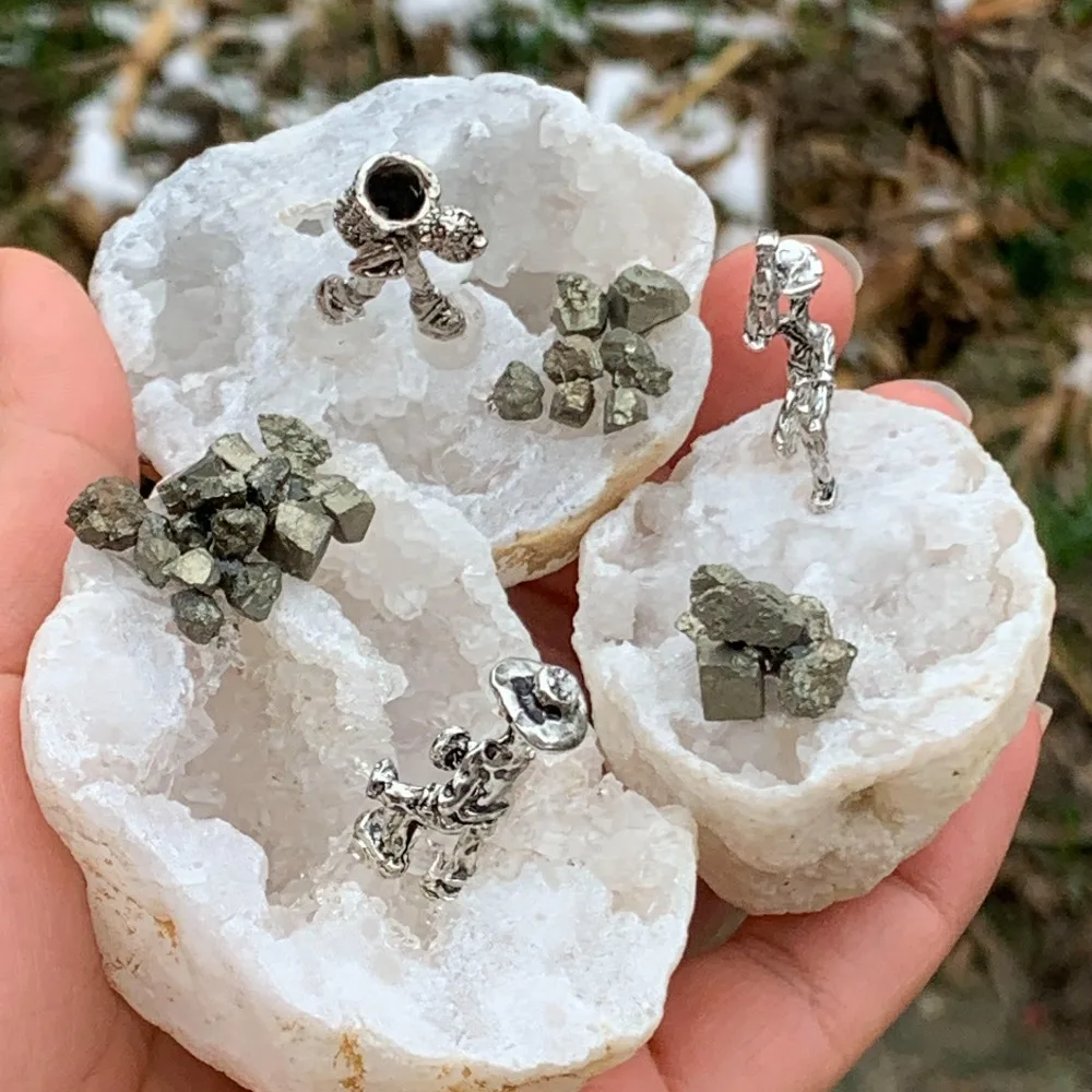 1pc Random Crystal Miner Ornament - Home Study Room Small Ornament Craft Gift, Crystal Ornament, Suitable for Home Office