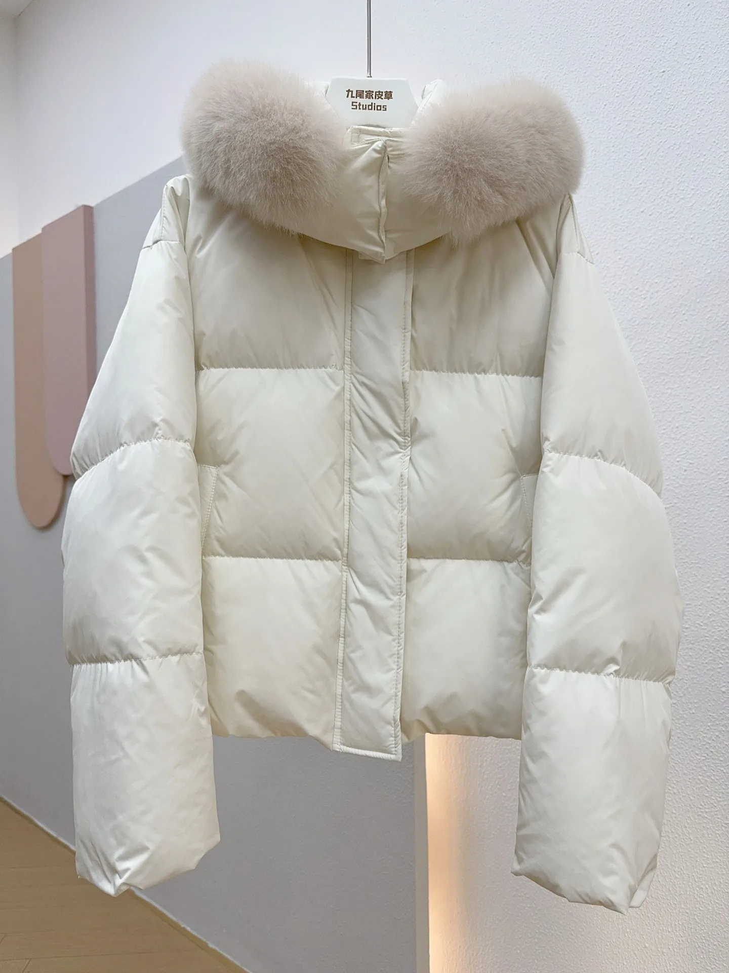 Crema Snow Treasure 2025 invierno nueva chaqueta de pan con cuello de piel de zorro con capucha 90 chaqueta de plumas de ganso blanco para mujer