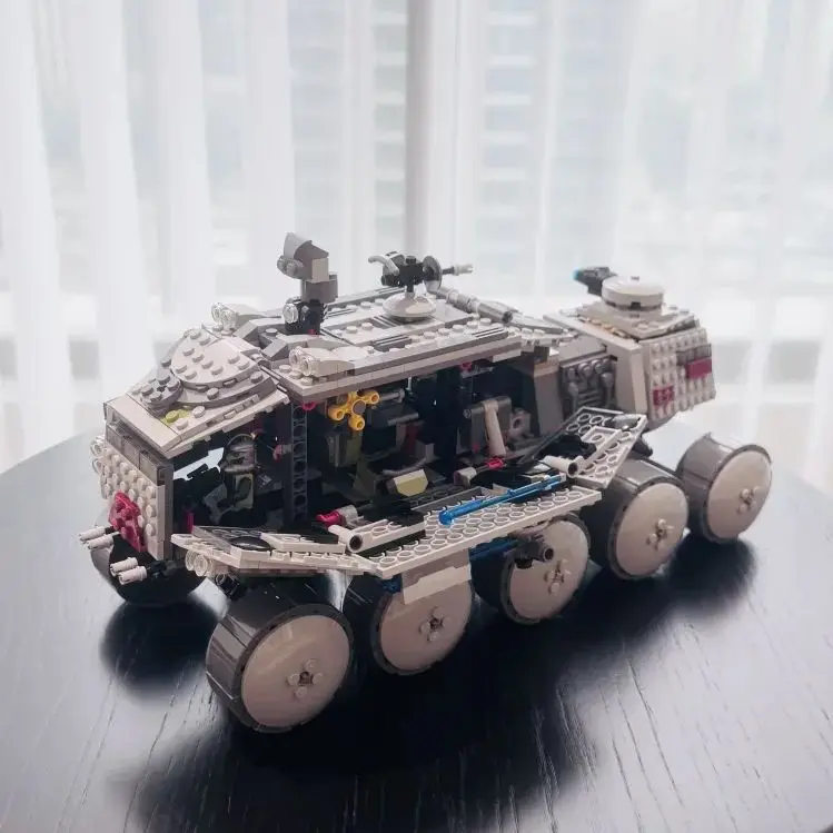 A Tank with Ten Wheels 75151 Building Blocks Sets Compatible with Legoed Particles Suitable for Christmas Gifts 903pcs