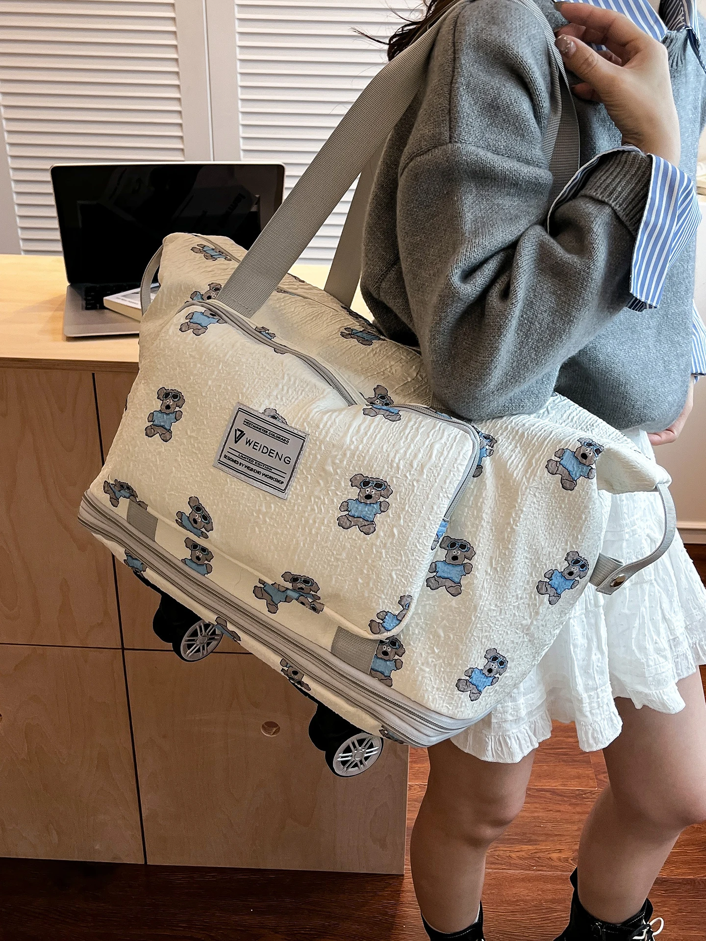 

Large Capaci Expandable Women's Travel Bag with Pull Rod Storage Bag Hospital Stay Clothes Storage Bag Nylon Material