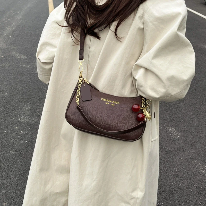 Schwarze Damen-Umhängetasche aus Kunstleder mit Kirsch-Anhänger, Casual-Stil für Arbeit, Reisen und den täglichen Gebrauch, Unterarmtasche, Handtasche – Detail 5