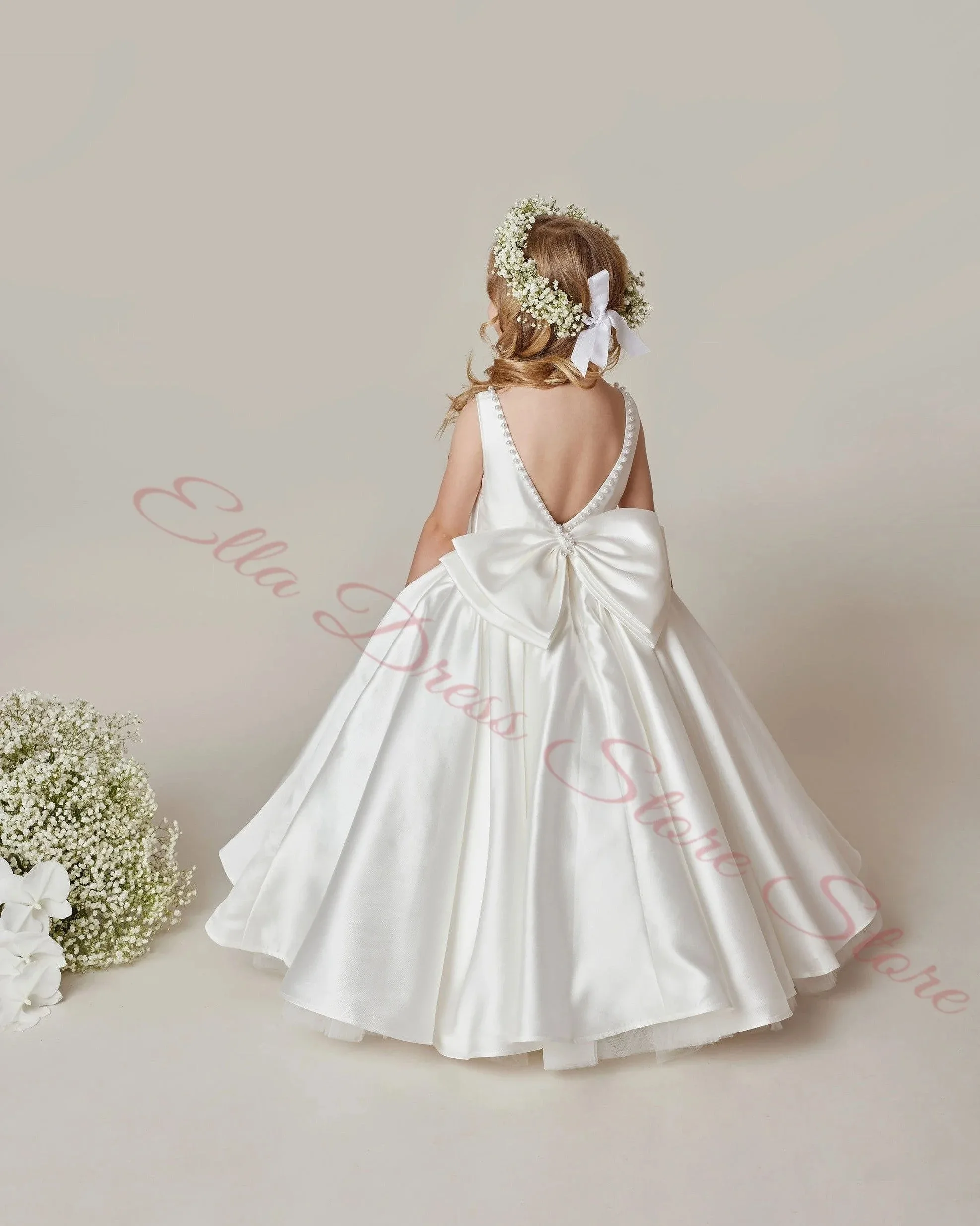 Maßgeschneidertes Weißes Satin-Blumenmädchenkleid für Hochzeiten mit Perlenbesetztem Ausschnitt, Langer Schleife, Taufkleid, Erstkommunionkleid, Großhandel – Detail 3