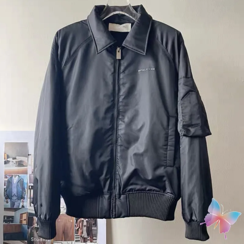 

Winter High Street ALYX 1017 9SM Jacket Thicken Warm Metal Logo Lapel Flying Jacket Black Function Zipper Coat Men Women Clothes