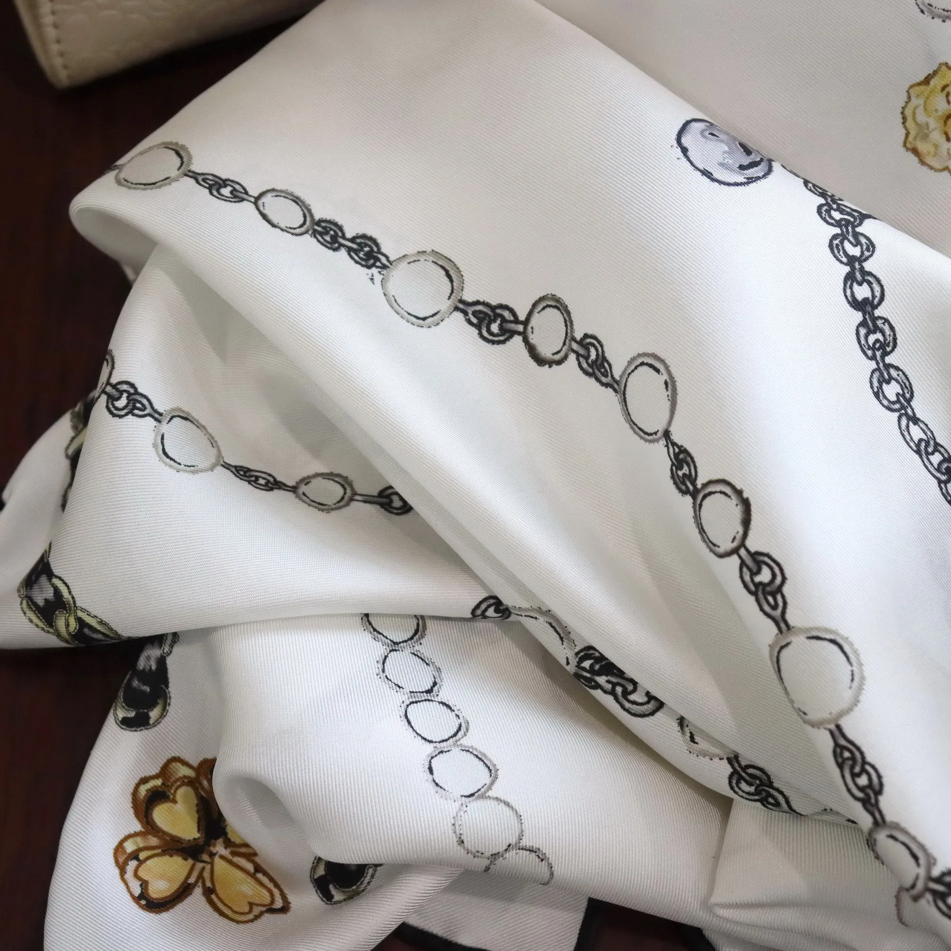 high-end-elegant-women's-fine-jewelry-chain-double-sided-print-quality-18mm-twill-silk-hand-rolled-edge-large-square-scarf