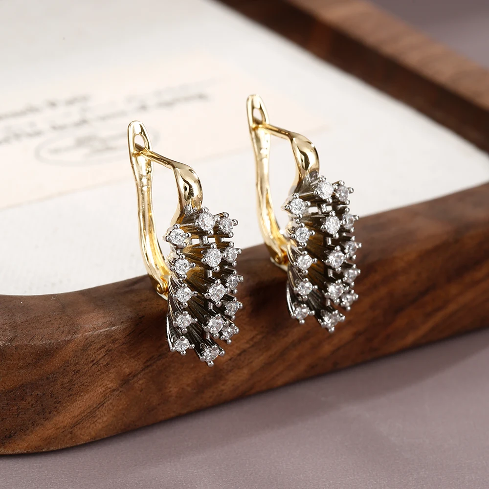Fächerförmige radiale Reihen von Diamantohrringen und -ringen, retro zweifarbiger Modeschmuck, vielseitig für Partys und Bankette. – Detail 6