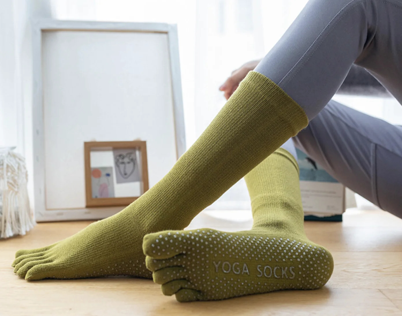 

Женские нескользящие спортивные носки средней длины – идеально подходят для занятий йогой, пилатесом и домашнего использования