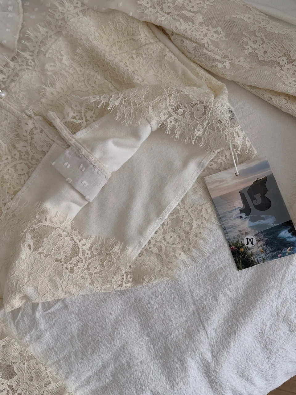 優しい風合いのヘビーウェイトレトロポルカドットレーストリムブラウス、レディースデザイン、チュールスプライシング、ウエストシェイプ、irtロングスリーブ、ポリ...