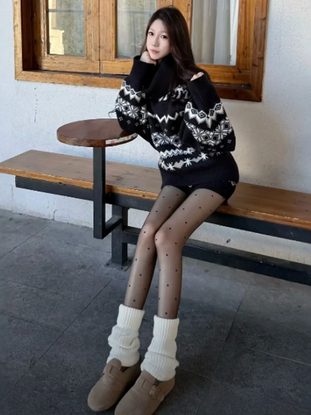 

Вязаный комплект: топ и шорты. Модный весенний наряд. Высокая талия, облегающий крой, комфортный, теплый. Коллекция для середины весны.