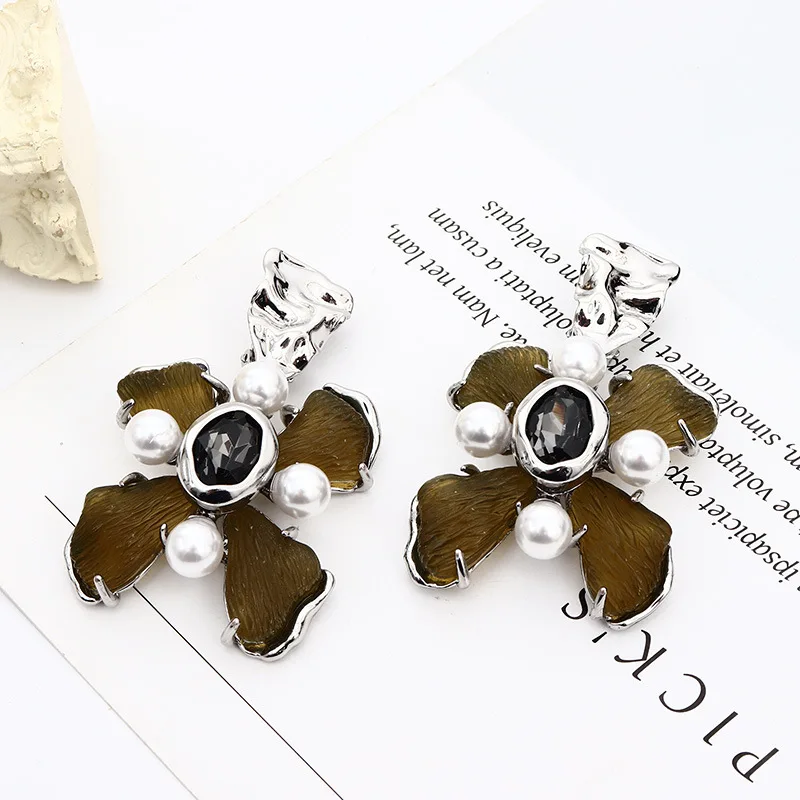 European and American Genius Designer Personalized Inlaid Flower Pearl Earrings