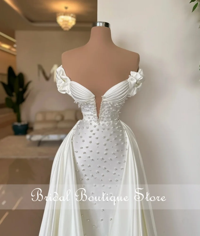 エレガントなサテンの人魚のウェディングドレス,裸の肩,豪華な真珠,カスタムメイドのブライダルガウン