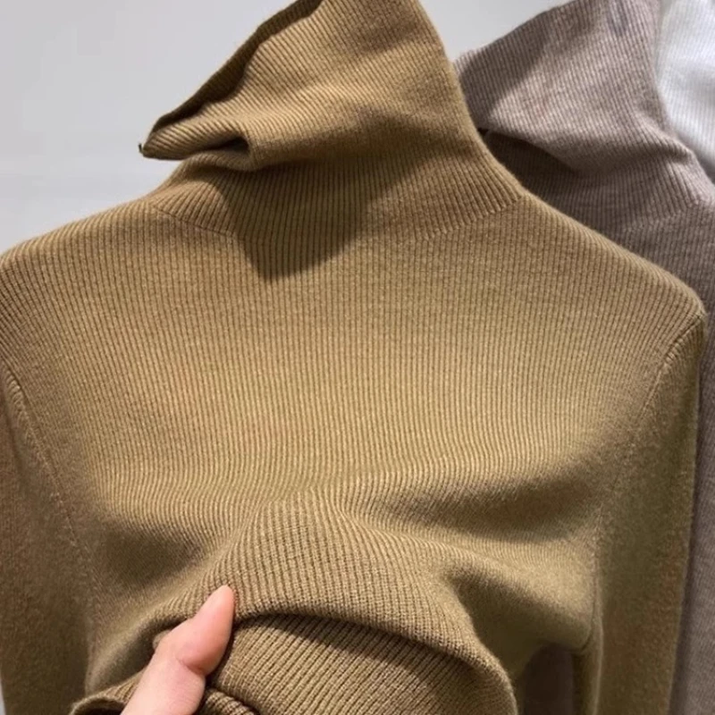 เสื้อสเวตเตอร์คอเต่าทรงเข้ารูปสีพื้นใหม่สำหรับผู้หญิง ฤดูใบไม้ร่วง ฤดูหนาว 2025 ผ้าถักนุ่ม อุ่นสบาย สวมใส่สบายๆ เป็นเสื้อตัวใน