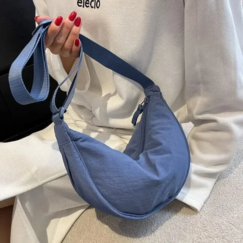 Novo simples e casual cor sólida náilon grande capacidade bolsa de bolinho feminino bolsa de ombro para viagens e deslocamento