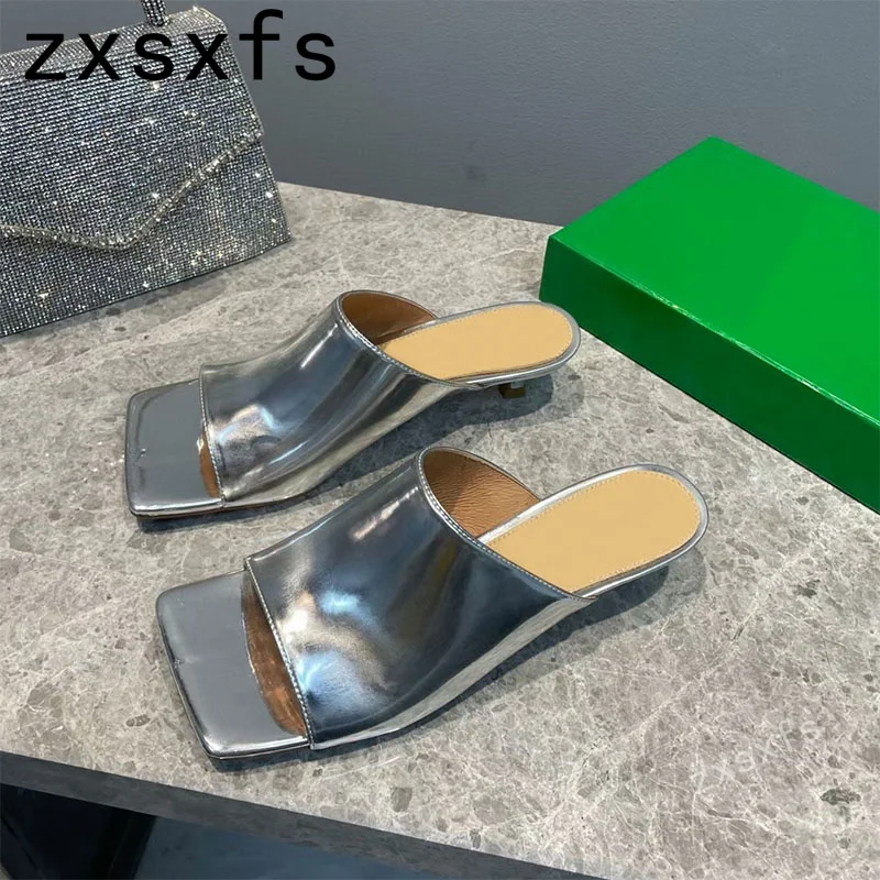 

2023 Summer New Leather Med Heels Slippers Women Slip On Square Toe Kitten Heels Mules Brand Designer Sexy Party Shoes Mujer