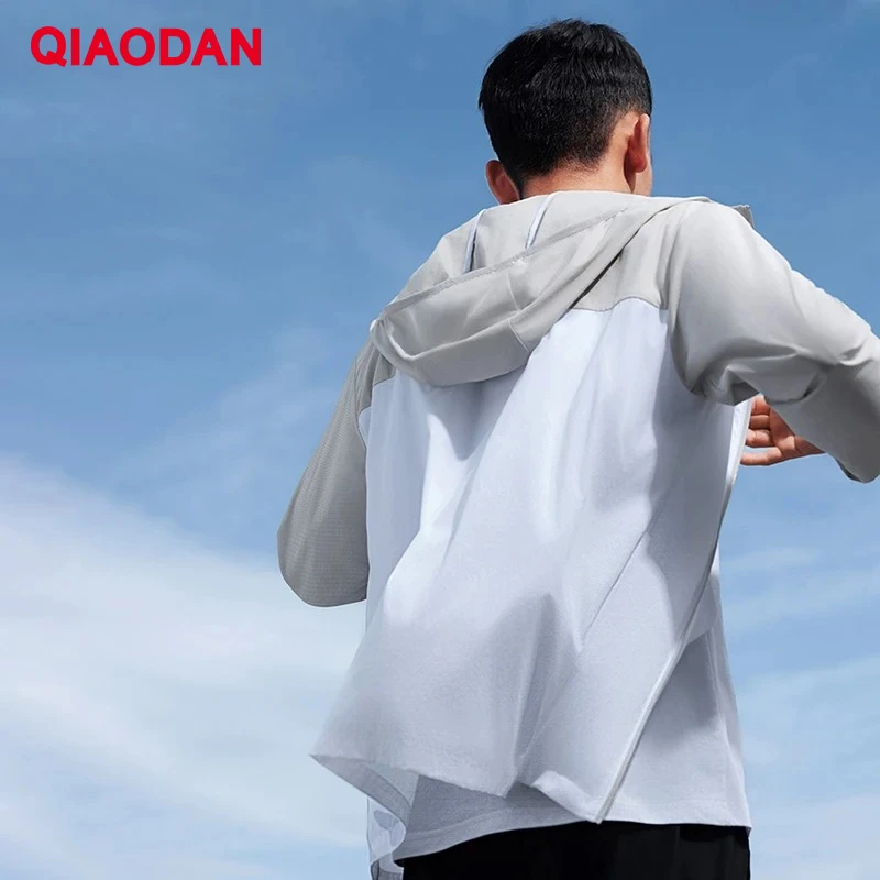 QIAODAN hombres 2025 abrigo de moda UPF100 + cómoda chaqueta con capucha informal transpirable XFD23241201