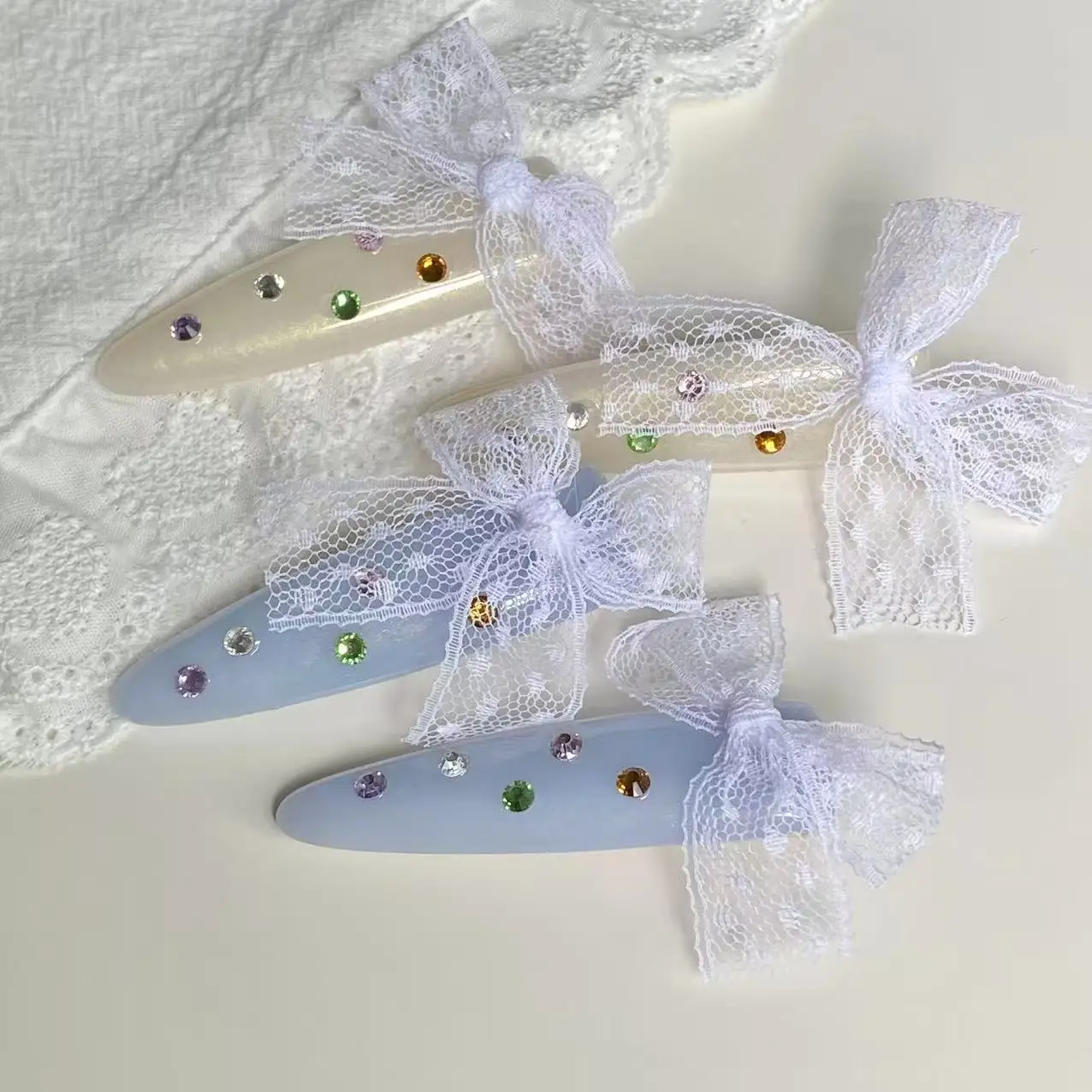 1 個のヘアクリップ、白いレースのリボンとカラフルなラインストーン付き、女の子と女性のためのかわいいヘアアクセサリー