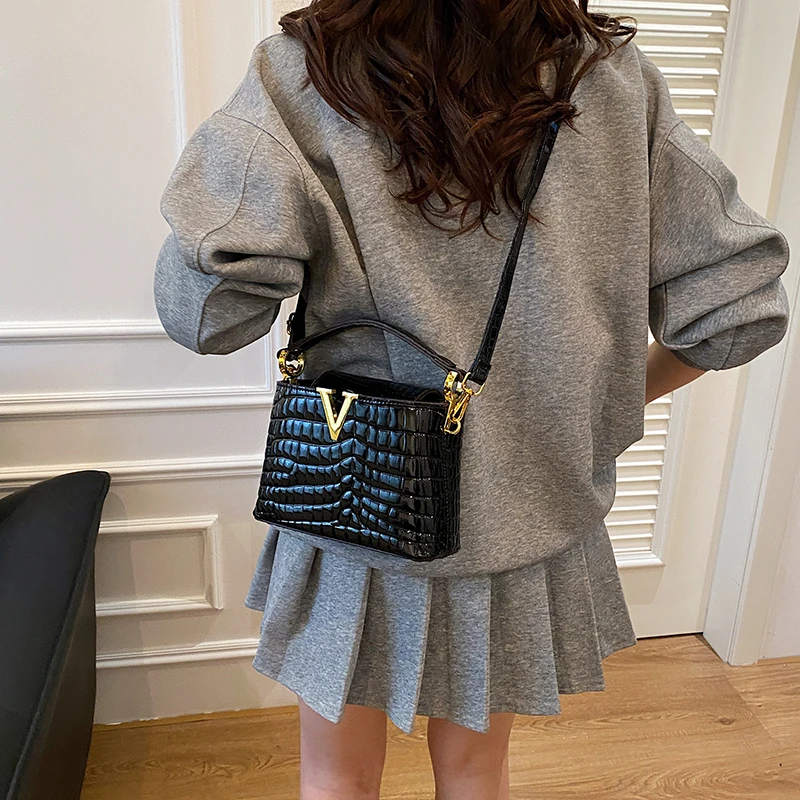 

Элегантная женская сумка через плечо из искусственного меха с теплой текстурой, небольшой размер, подходящий для холодного ношения