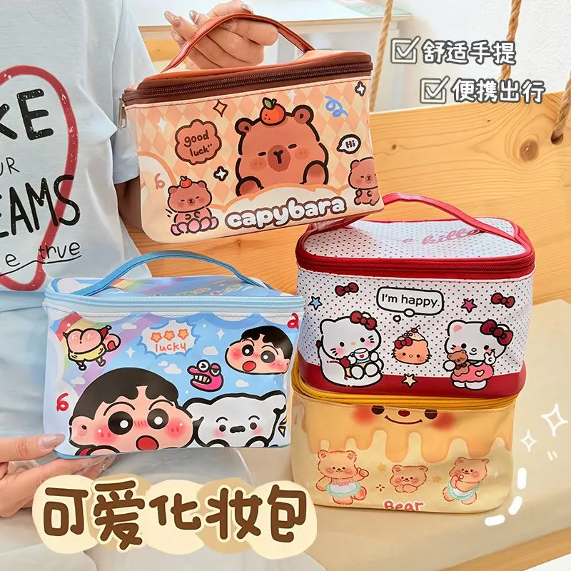Tas Rias Perjalanan Portabel Crayon Shin-Chan dengan Nilai Kecantikan Tinggi Kapasitas Besar Tahan Air Tas Cuci Portabel Lucu dan Mudah Dibawa