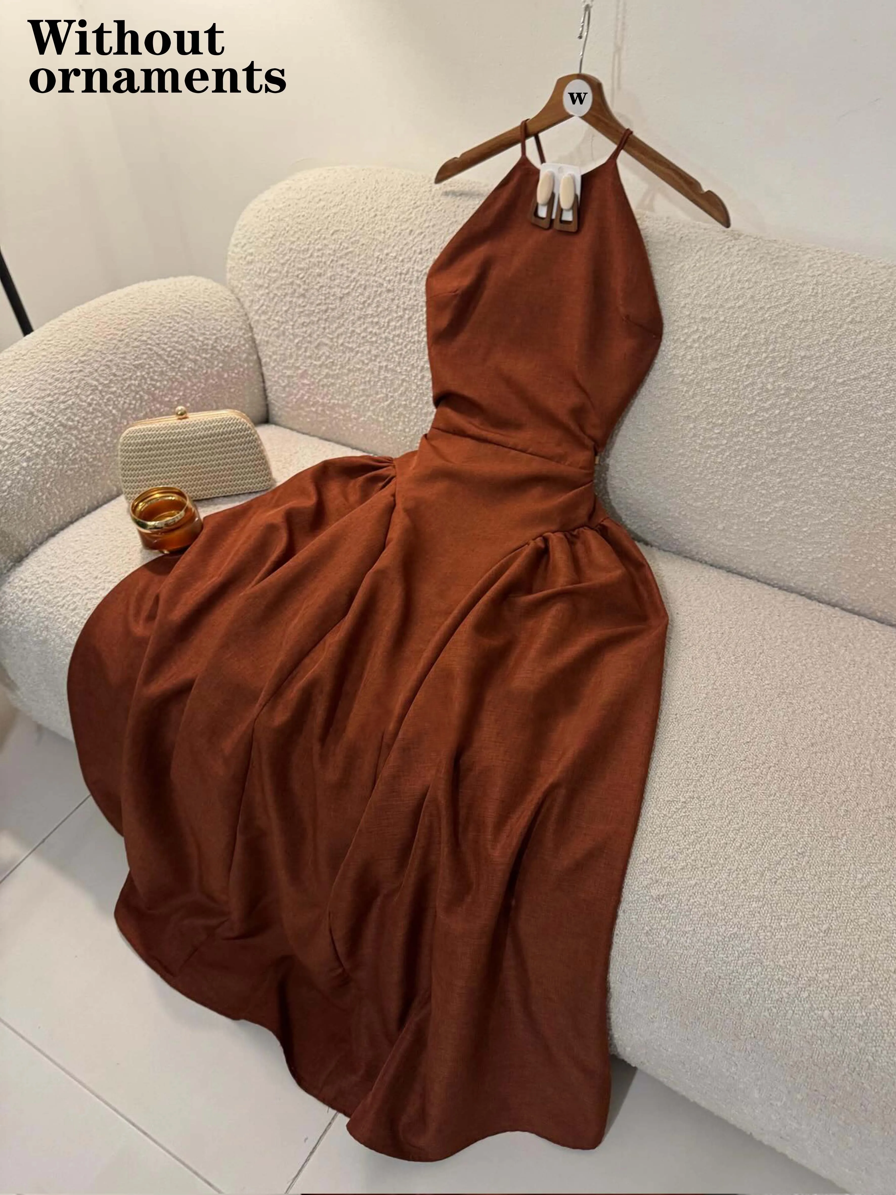 Französisches Vintage-Karamell-Halterneck-Maxikleid mit Rückenausschnitt und Taillierung für Damen, fließender Stoff für den Strandurlaub – Detail 2