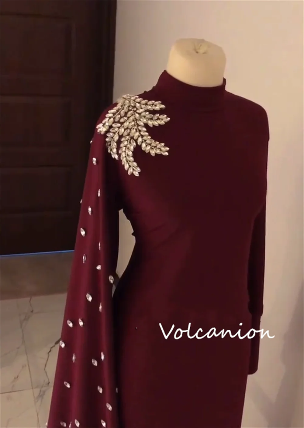 تخصيص رائعة جيرسي نمط اللؤلؤ مستقيم الياقة العالية فساتين طويلة مخصصة جودة المناسبات